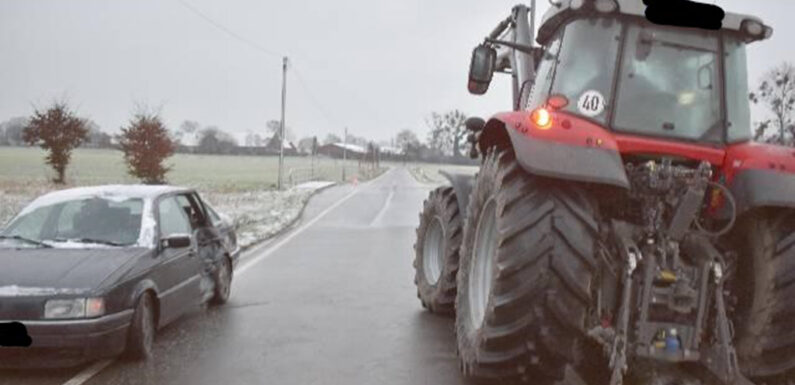 Passat schleudert gegen Traktor