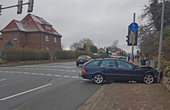 Gelldorf: Mercedes und Peugeot stoßen zusammen, Obernkirchener (21) leicht verletzt
