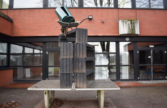 Bänke zerstört, Zaun umgerissen: Sachbeschädigungen auf Gelände der IGS Helpsen