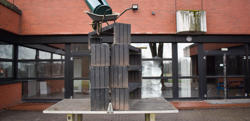 Bänke zerstört, Zaun umgerissen: Sachbeschädigungen auf Gelände der IGS Helpsen