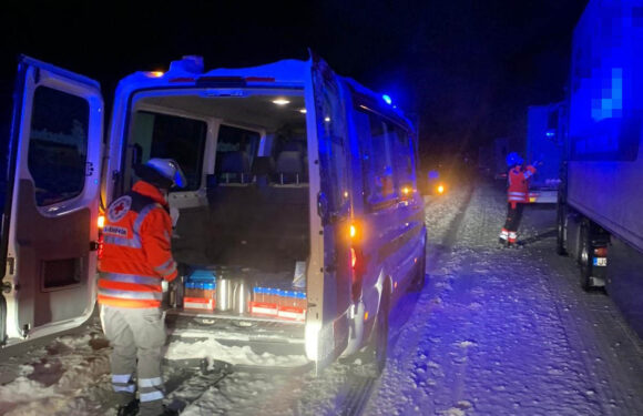 Schneechaos auf der Autobahn: DRK-Nachteinsatz bei Eis und Kälte