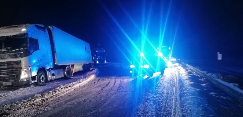 Festgefahrener LKW blockiert Zufahrt zur B 65