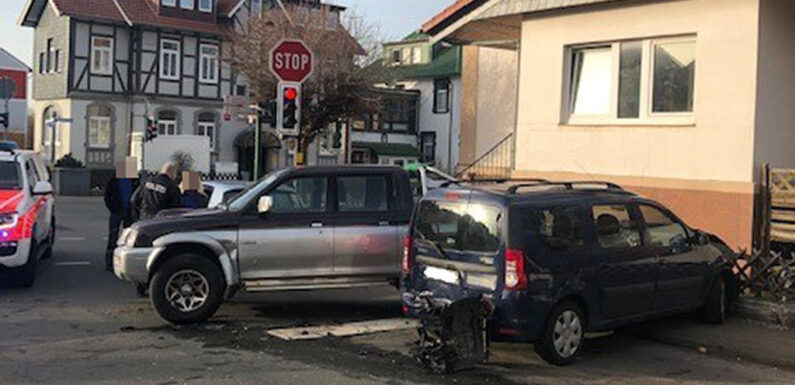Autofahrer rutscht von Bremspedal ab und schiebt mehrere PKW zusammen
