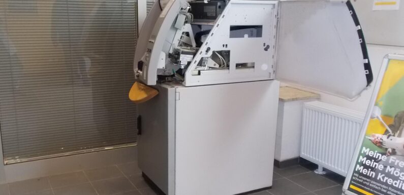 Bückeburg: Zwei Täter versuchen, Commerzbank-Geldautomaten zu sprengen