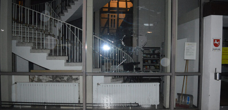 Bückeburg: Glasfassade am Stadthaus und Redaktionsräume beschädigt