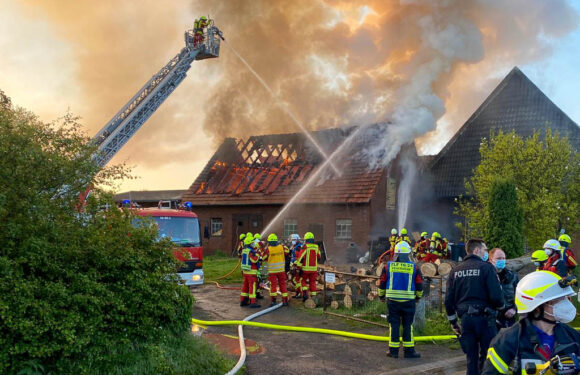 Dachstuhlbrand in Evesen: Neunstündiger Einsatz für 90 Kräfte von Feuerwehr und Rettungsdienst