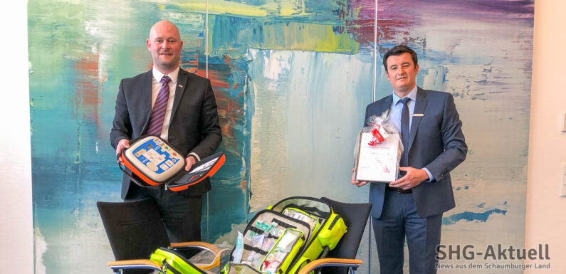 Volksbank in Schaumburg spendet Notfallrucksack mit Defibrillator an DRK Bückeburg