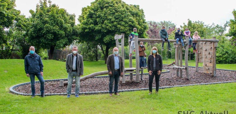 Bewegung fördern und mit allen Sinnen erleben: Grundschule Evesen mit Niedrigseilanlage ausgerüstet