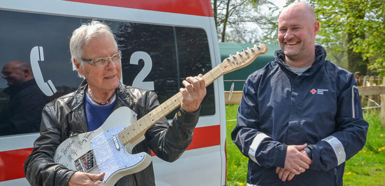 „The Rattles“: Rockband unterstützt DRK-Arbeit mit signierter Gitarre
