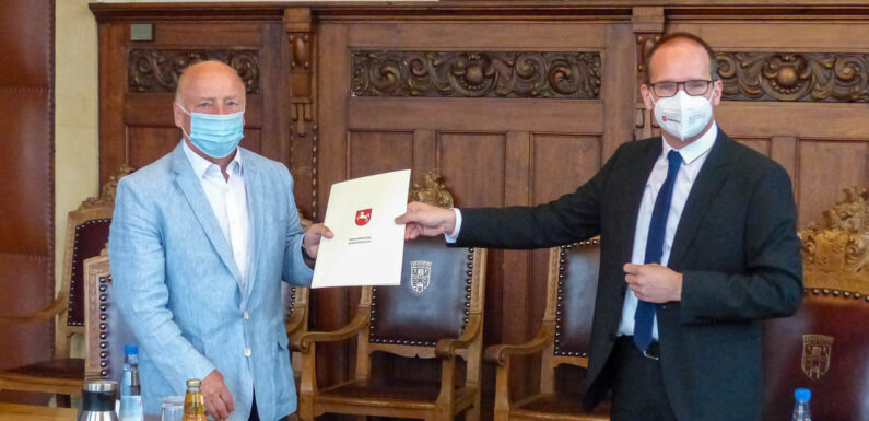 Grundschule Am Harrl: Kultusminister Tonne überreicht Förderbescheid über 455.000 Euro