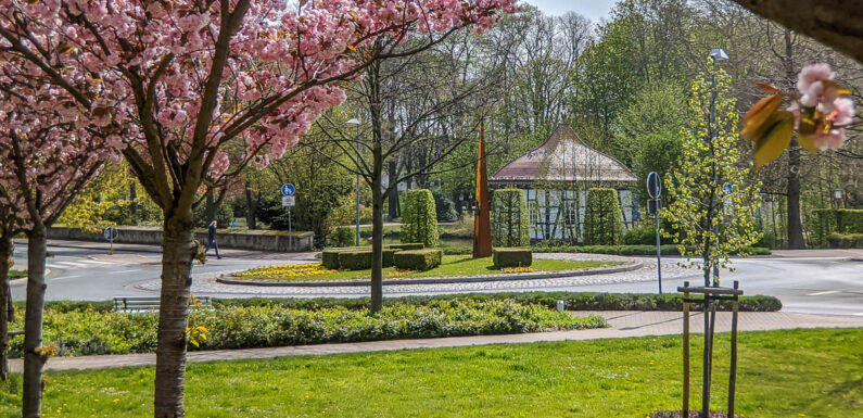 Hupend und mit quietschenden Reifen durch den Amtspfortenkreisel