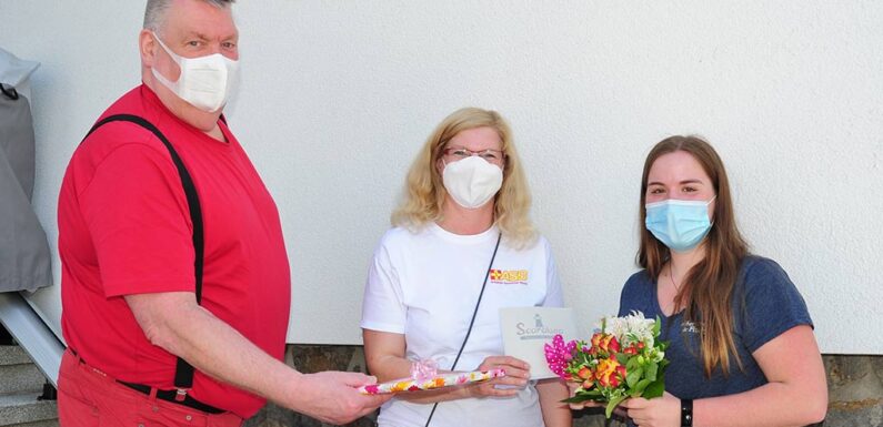 Chantalle Fricke macht Corona-Test Nummer 10.000 beim ASB in Bückeburg