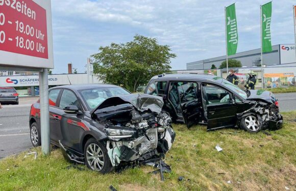 Unfall beim Abbiegen: Zwei Schwerverletzte