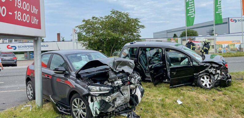 Unfall beim Abbiegen: Zwei Schwerverletzte