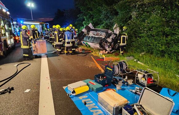 Schwerer Unfall auf der A2 zwischen Rehren und Lauenau: Transporter überschlägt sich