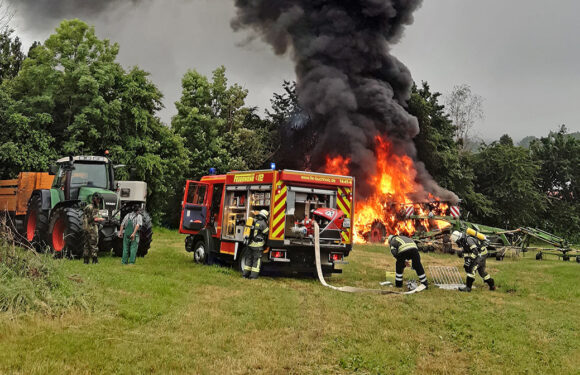 Heeßen: Traktor mit Gülleanhänger in Flammen