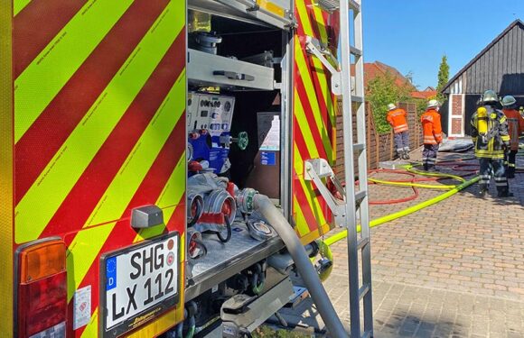 Feuerwehr löscht brennende Garage in Helpsen