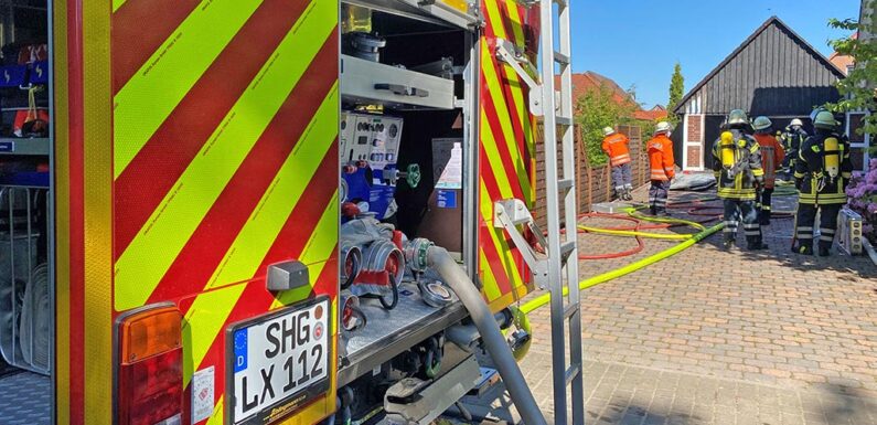 Feuerwehr löscht brennende Garage in Helpsen