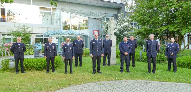 Deutsches Feuerwehr-Ehrenkreuz in Gold, Silber und Bronze verliehen