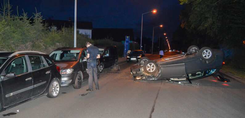 Parkende Autos gerammt und überschlagen: Bückeburger (55) bei Unfall auf Petzer Straße leicht verletzt