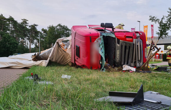 Drei Verletzte bei Unfall auf A2-Rastplatz: LKW prallt gegen Gebäude, Autos und kippt um