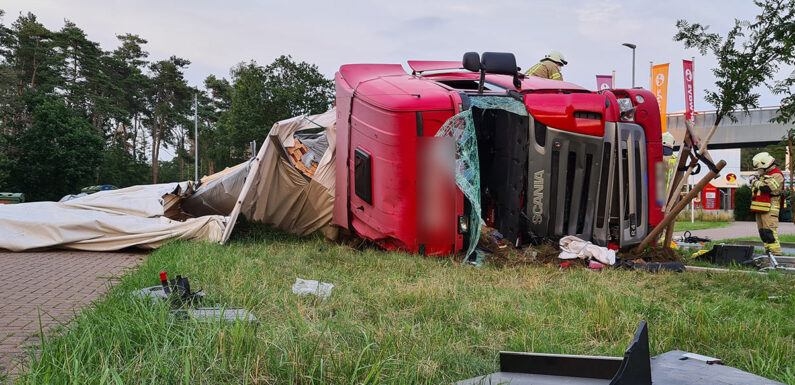 Drei Verletzte bei Unfall auf A2-Rastplatz: LKW prallt gegen Gebäude, Autos und kippt um