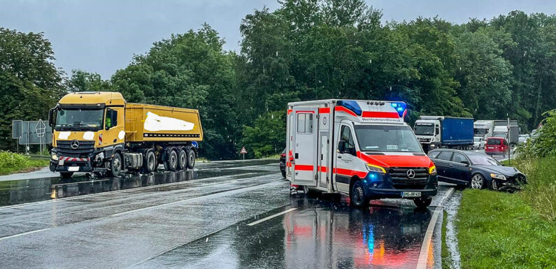 Unfall auf B83 bei Buchholz: Audi-Fahrerin übersieht LKW beim Abbiegen