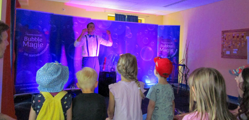 Theater, Stockbrot und Seifenblasen beim Sommerfest in der Kita Unterwallweg