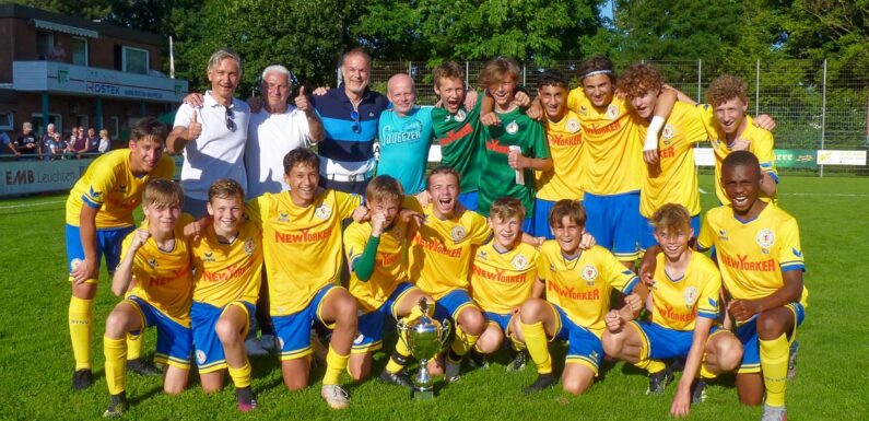 Bückeburg: Eintracht Braunschweig nimmt Pokal mit in die Löwenstadt