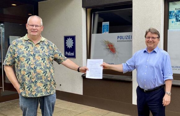 Eilsen: Samtgemeindebürgermeisterkandidat Hartmut Krause gibt Wahlunterlagen ab