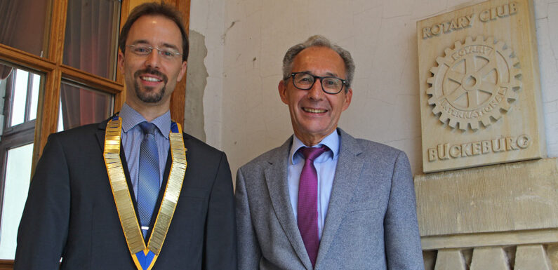 Start für ein neues, rotarisches Jahr: Gebhard Hitzemann gibt Staffelstab an neuen Präsidenten Cornelius Padberg weiter