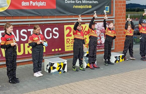 19 rot-schwarze Overalls von Stadthäger Motor Club dominieren