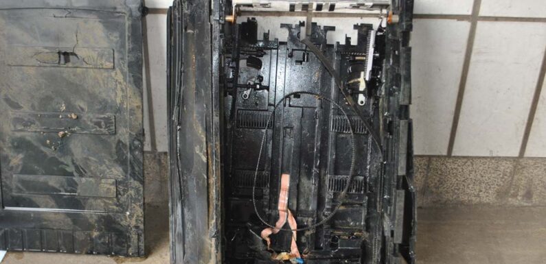 Teile von Geldautomaten an Waldweg gefunden