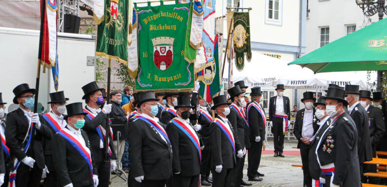 Beförderungen und Fahnenausmarsch im feierlichen Rahmen geben Startschuss fürs Bürgerschießen