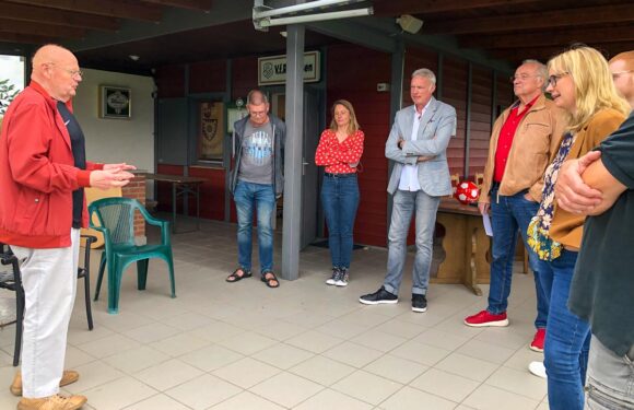 Anhaltende Enttäuschung über Entscheidung gegen Kunstrasen: Völlers und Schauer besuchen mit SPD Sportzentrum in Evesen