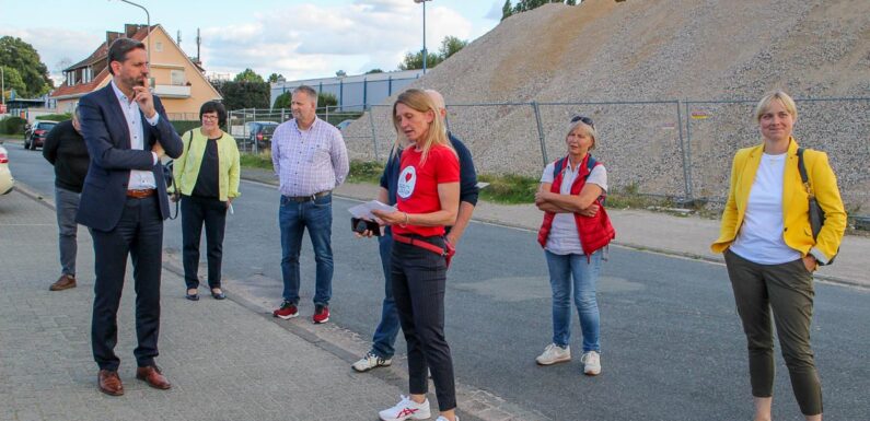 Olaf Lies besichtigt mit SPD und Sandra Schauer Sanierungsgebiet Windmühlenstraße