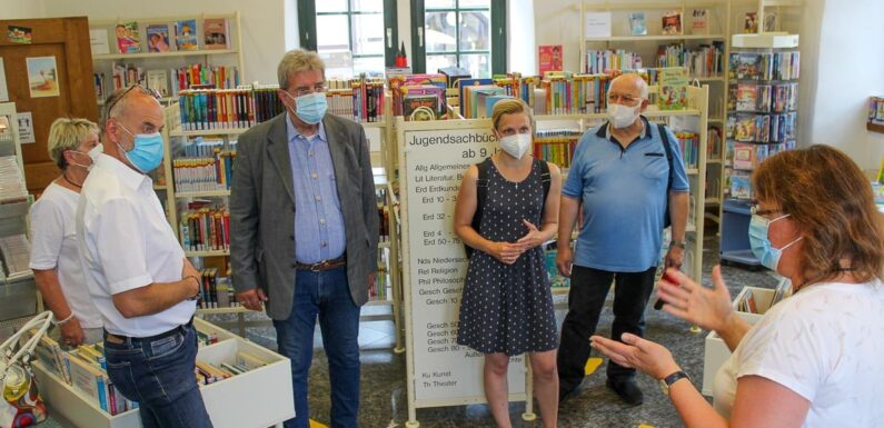 „Unverzichtbarer Baustein lebenslangen Lernens“: CDU besucht Stadtbücherei Bückeburg