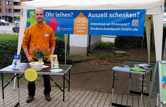 Kinderschutzbund-Infostand über die „Familienpaten“ vor dem Penny-Markt in Rehren