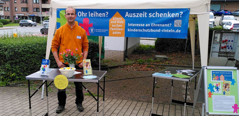 Kinderschutzbund-Infostand über die „Familienpaten“ vor dem Penny-Markt in Rehren