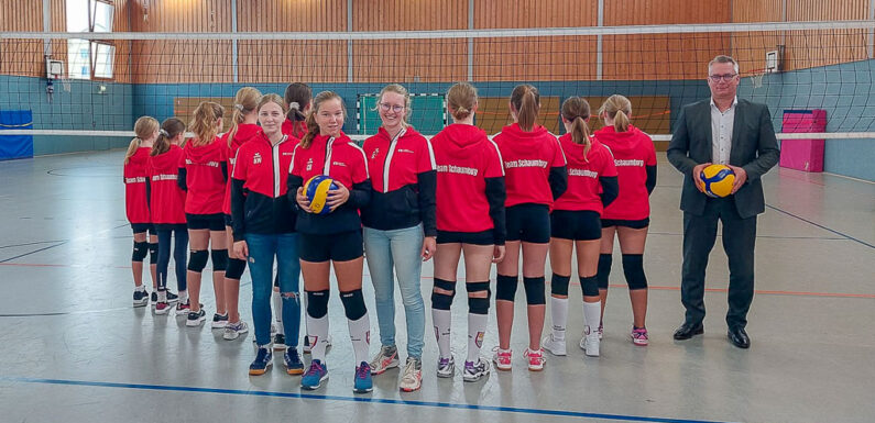 Volksbank in Schaumburg sponsert neue Sportjacken für Volleyball-Damen