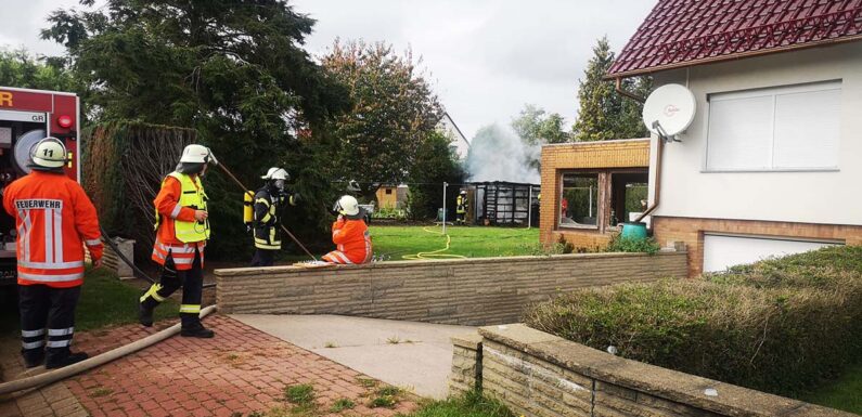 Seggebruch: Feuerwehr löscht brennendes Gartenhaus