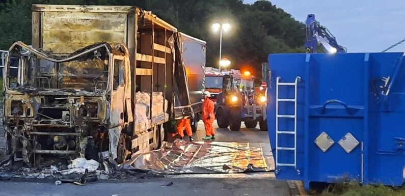 LKW-Brand auf A2: Feuerwehr muss Gefahrgut-Ladung bergen