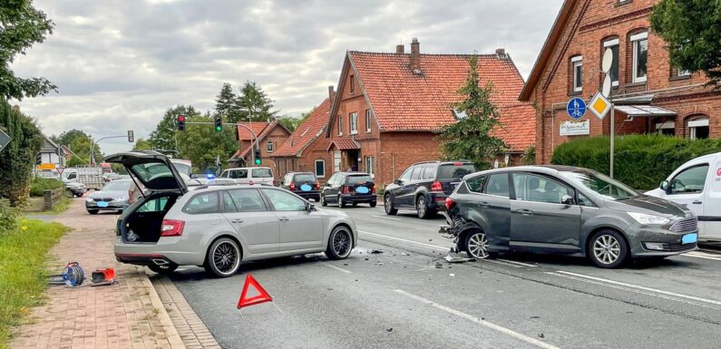 Unfall auf B65 in Nienstädt: Skoda prallt auf stehenden Ford