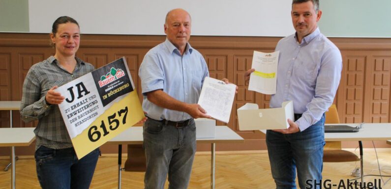 Bückeburg: Bauerngut-Mitarbeiter übergeben 6157 Unterschriften an Bürgermeister Reiner Brombach
