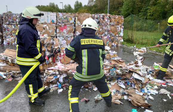 Feuerwehreinsatz bei AWS: Falsch entsorgte Batterien lösen Schwelbrand aus