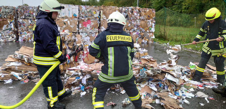 Feuerwehreinsatz bei AWS: Falsch entsorgte Batterien lösen Schwelbrand aus