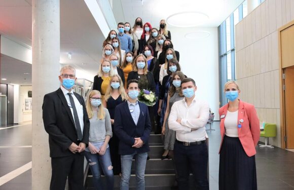 „Von Superheldinnen und Superhelden“: Erfolgreiche Examensprüfungen und Ausbildungsbeginn am Agaplesion Klinikum Schaumburg