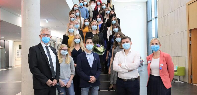 „Von Superheldinnen und Superhelden“: Erfolgreiche Examensprüfungen und Ausbildungsbeginn am Agaplesion Klinikum Schaumburg