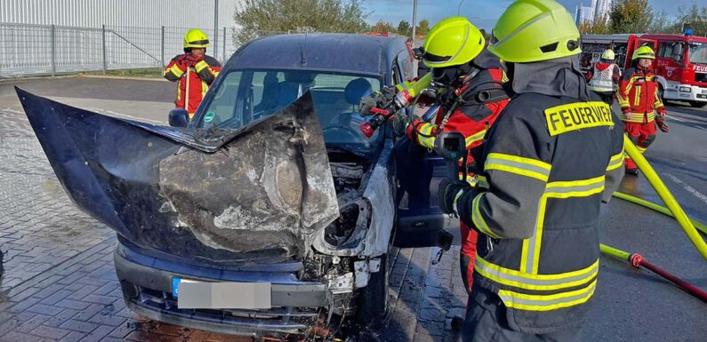 Bückeburg: Feuerwehr löscht brennenden PKW