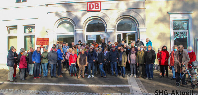 „Reisende werden im Stich gelassen“: 80 Bürger protestieren gegen das Schließung des Reisezentrums